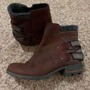 Red/Brown Sorel boots - size 7.5
